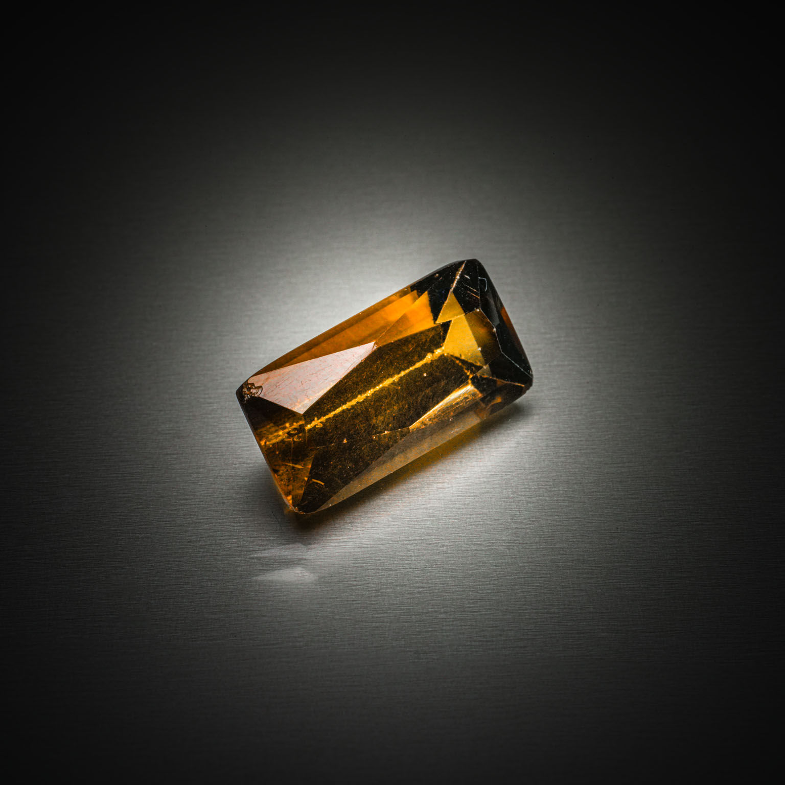 Quartz jaune fumé coussin sur papier. - Lazuli