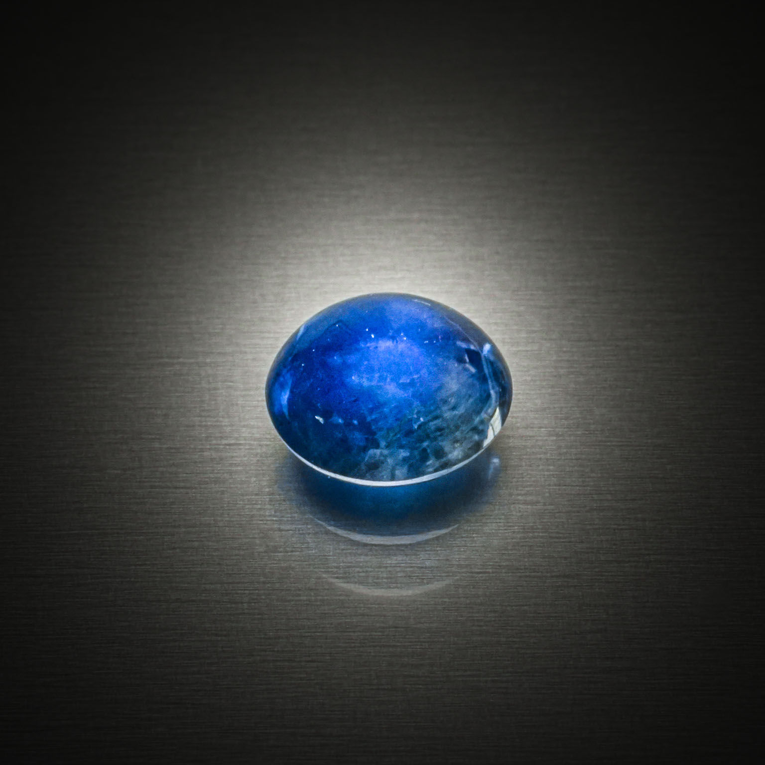 Saphir rond cabochon sur papier. - Lazuli