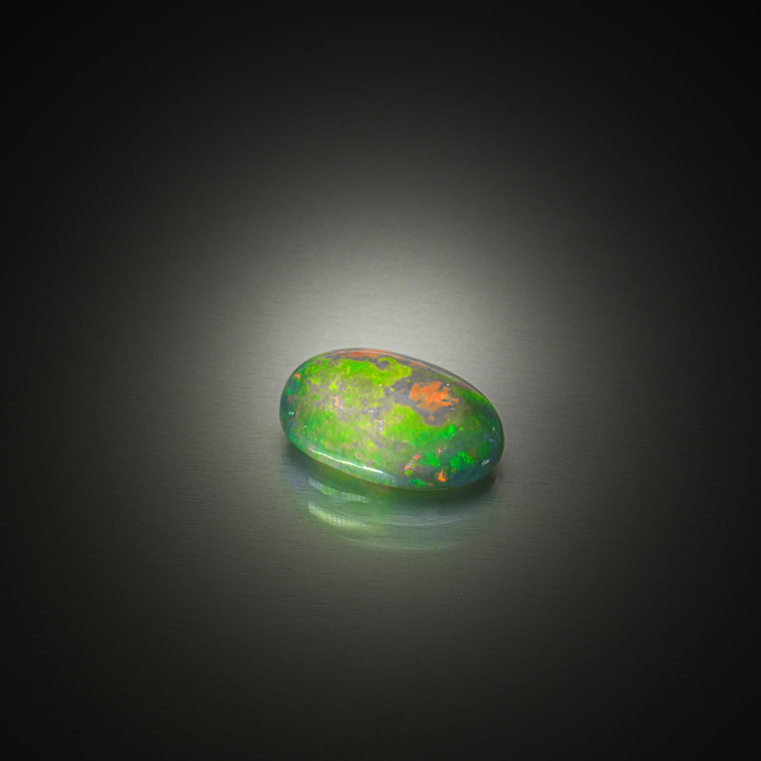 Opale noire ovale cabochon sur papier. - Lazuli