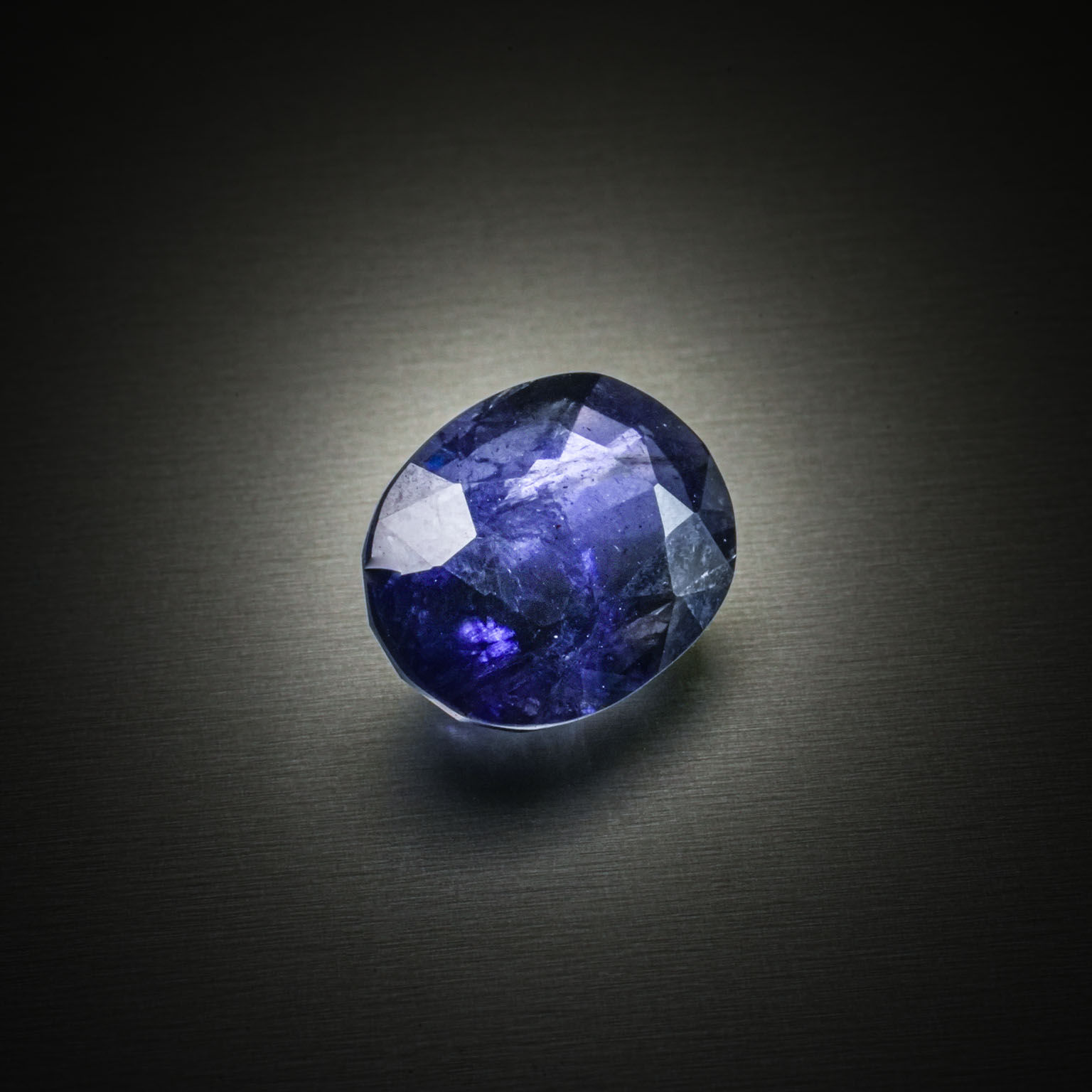 Iolite coussin sur papier. - Lazuli