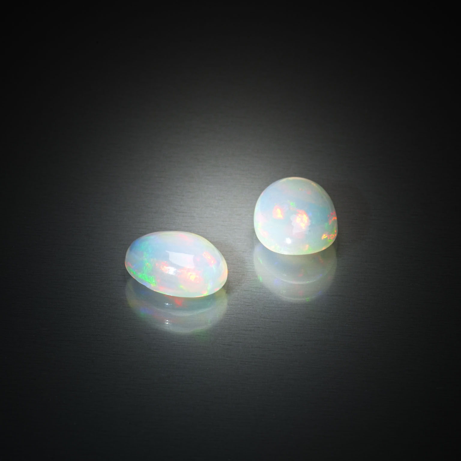 Appairage d&rsquo;opales ovales cabochons sur papier. - Lazuli