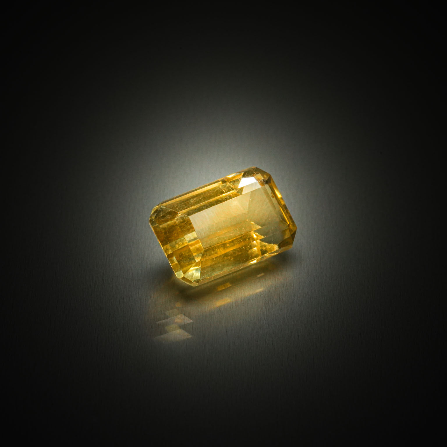 Citrine rectangulaires à pans coupés sur papier. - Lazuli