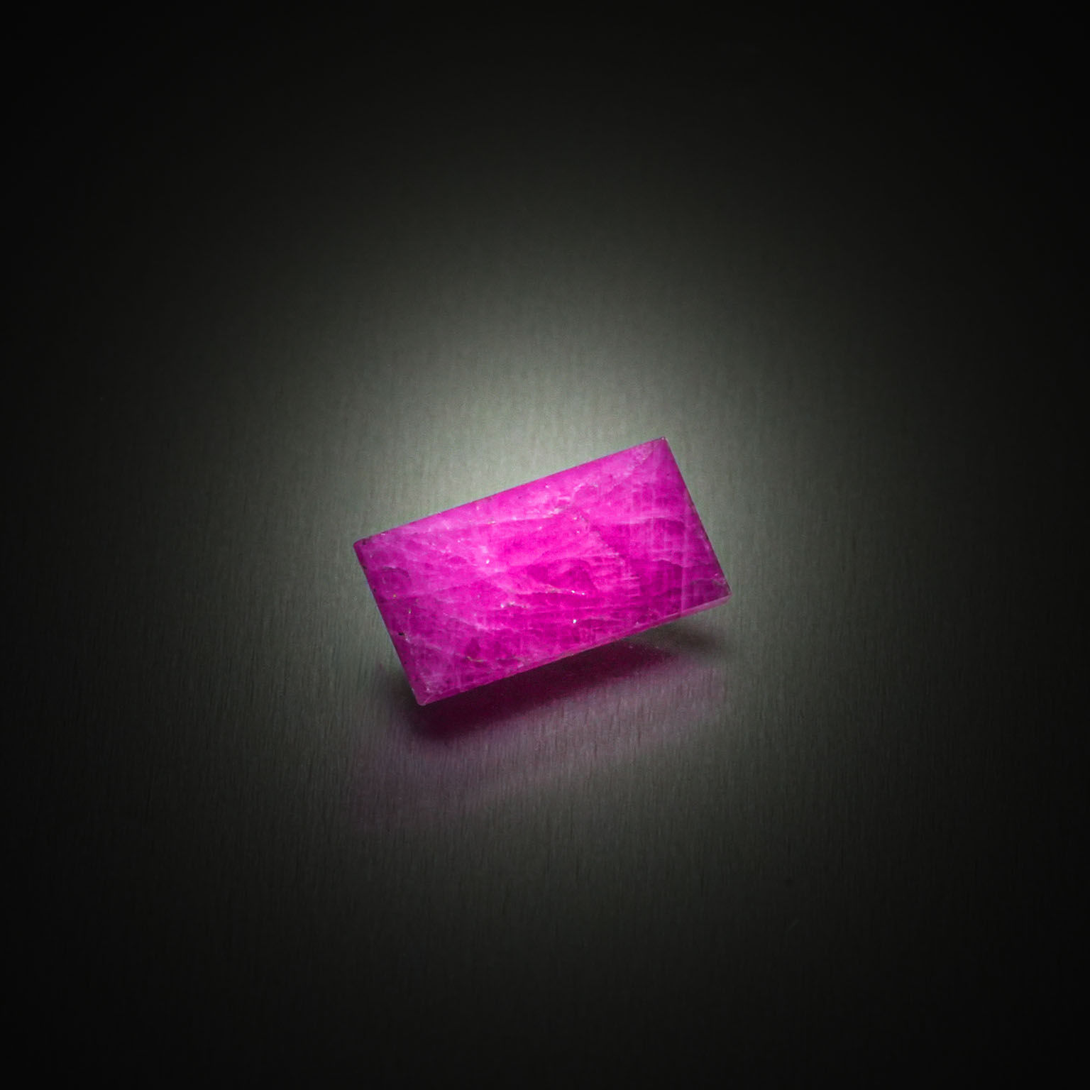 Rubis baguette sur papier. - Lazuli