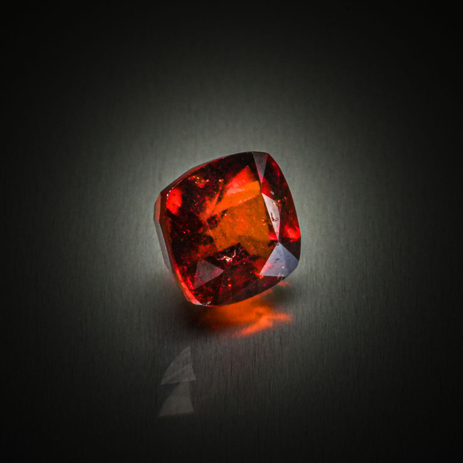 Grenat orange hessonite coussin sur papier. - Lazuli