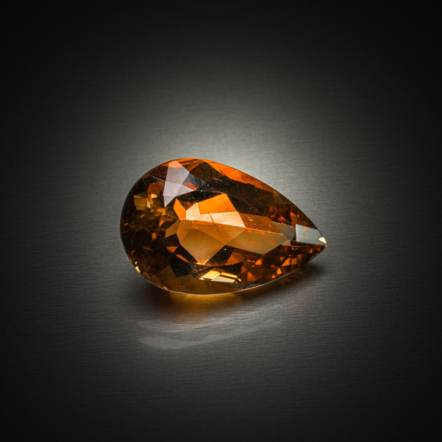 Topaze impériale poire sur papier. - Lazuli