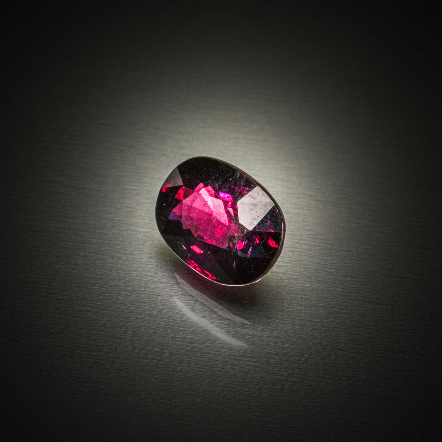 Saphir étoilé ovale cabochon sur papier. - Lazuli