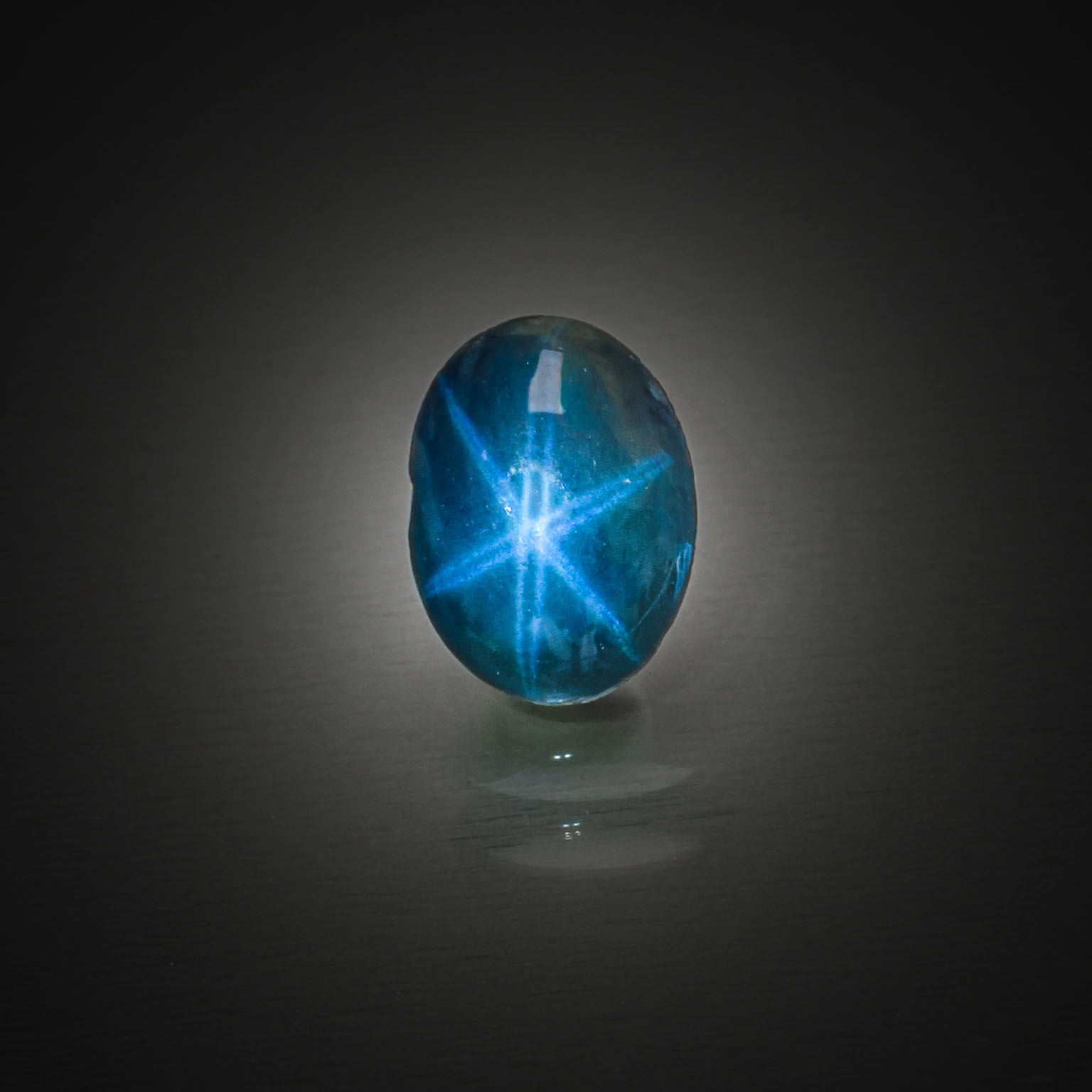 Saphir étoilé ovale cabochon sur papier. - Lazuli