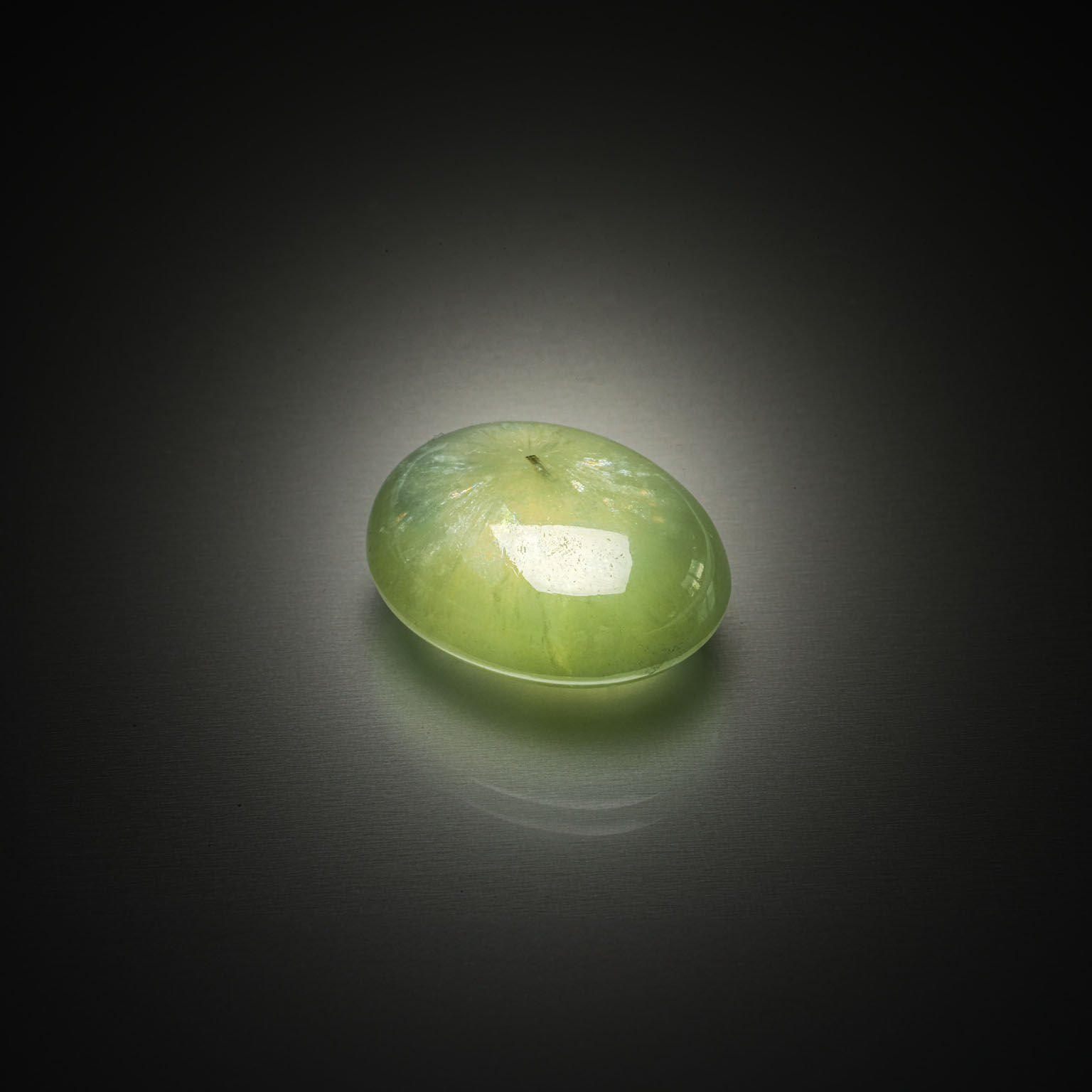 Lot de cinq diamants jaunes ronds sur papier. - Lazuli