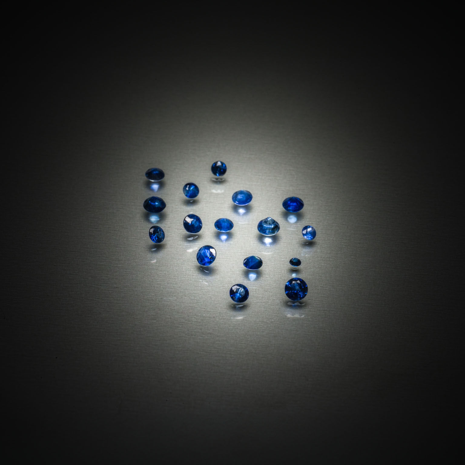 Saphir coussin sur papier. - Lazuli