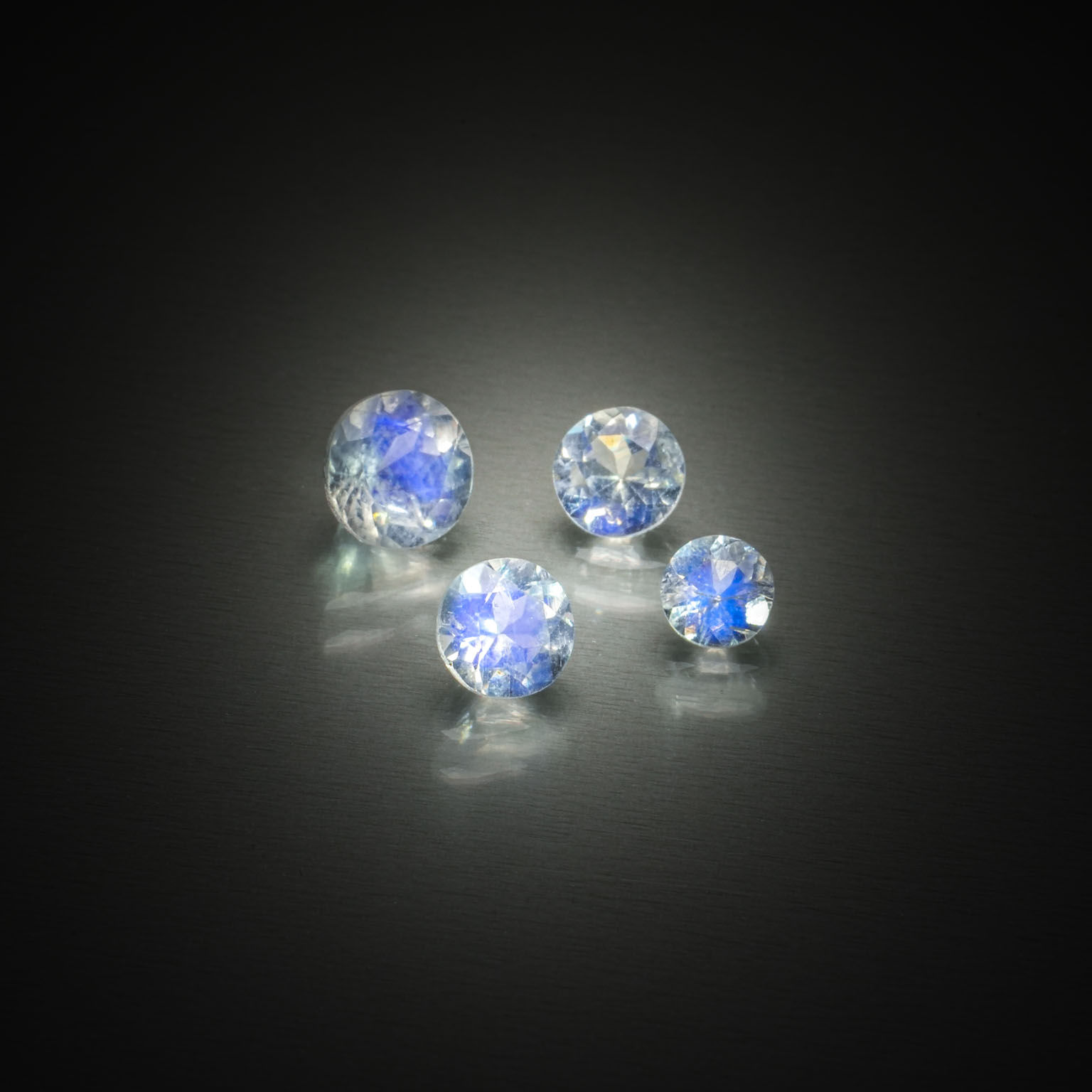 Saphir étoilé ovale cabochon sur papier. - Lazuli
