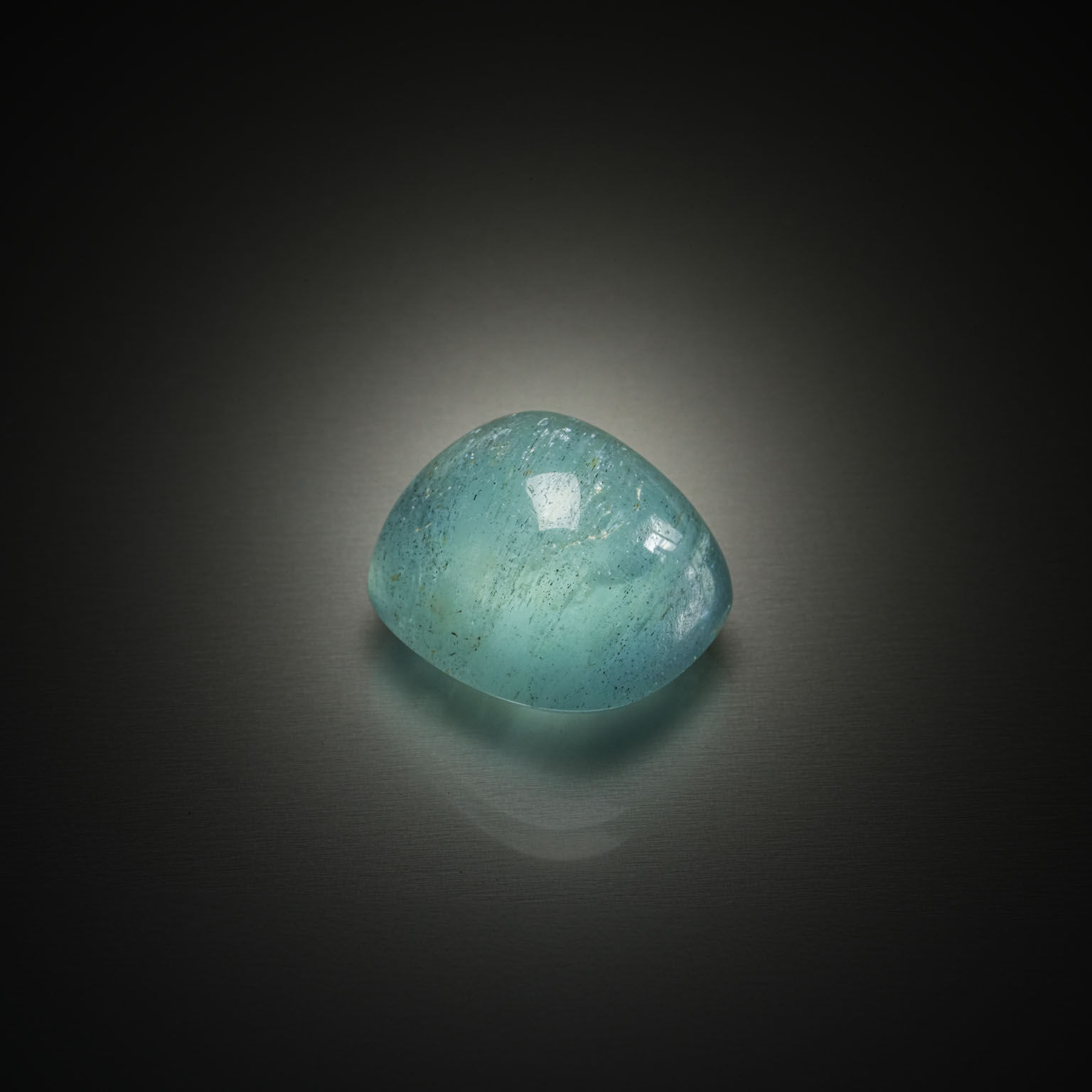 Lot de trois péridots ovales sur papier. - Lazuli