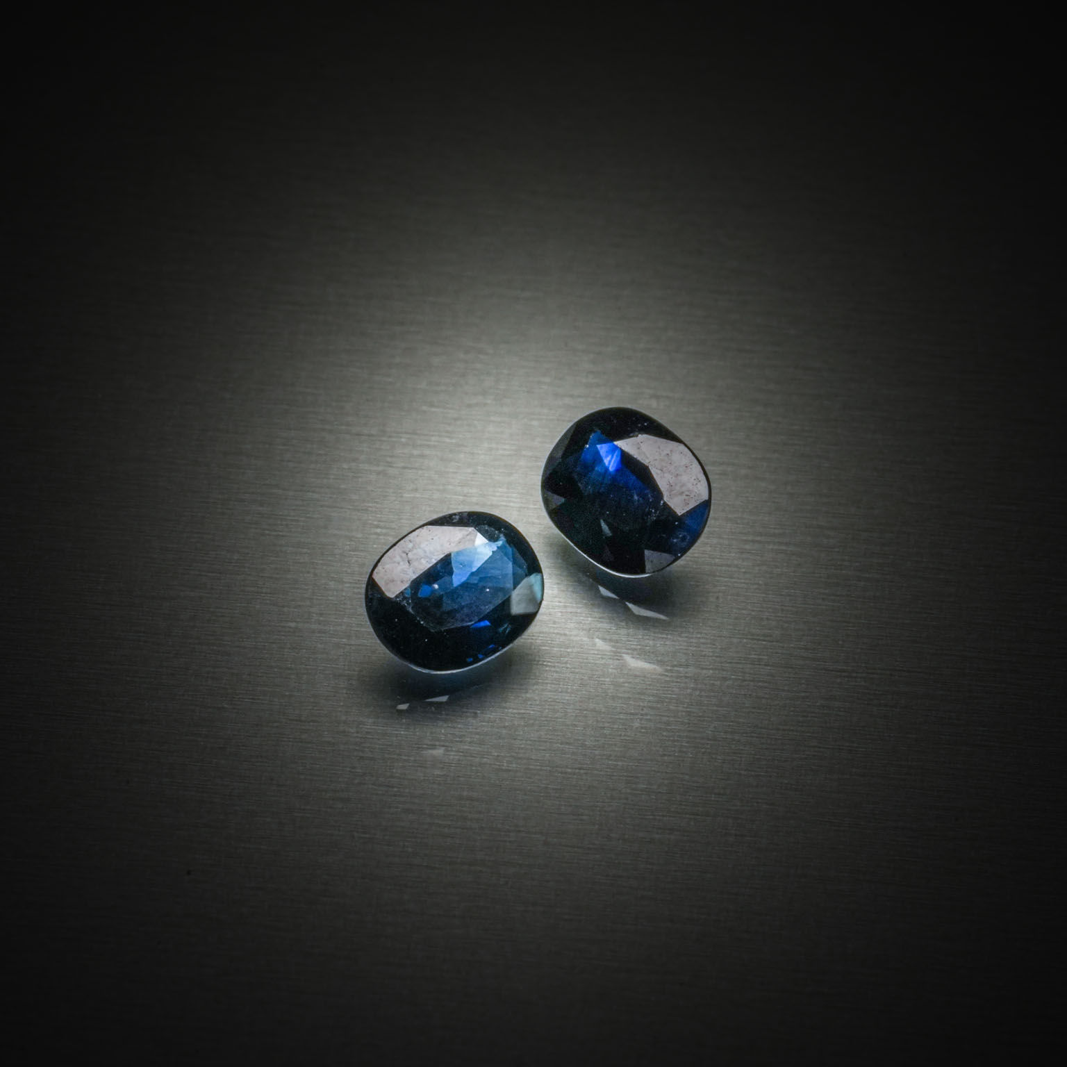 Zircon bleu ovale sur papier. - Lazuli