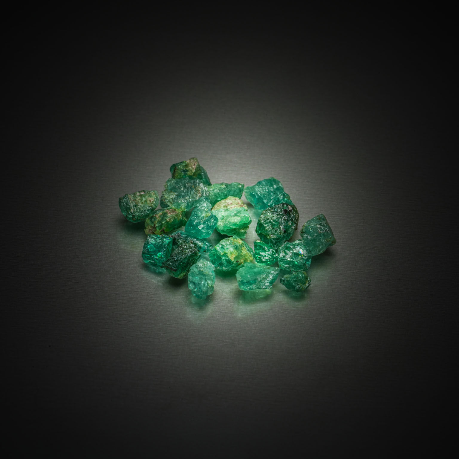 Prehnite coussin cabochon sur papier. - Lazuli
