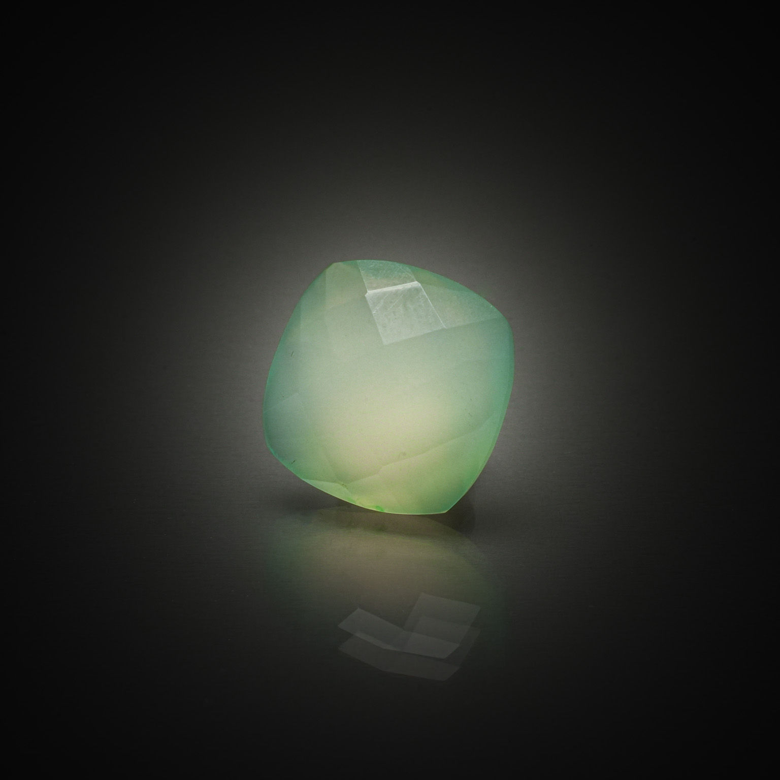 Lot de diamants ronds sur papier. - Lazuli