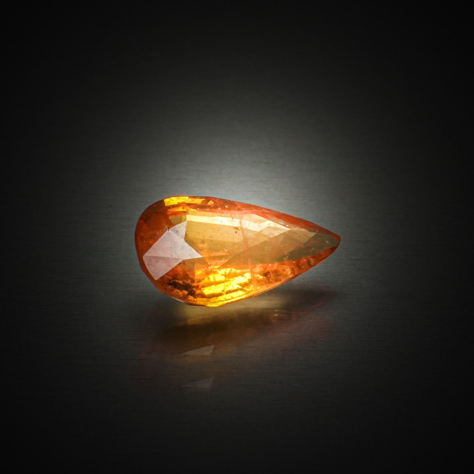 Saphir orange poire sur papier. - Lazuli
