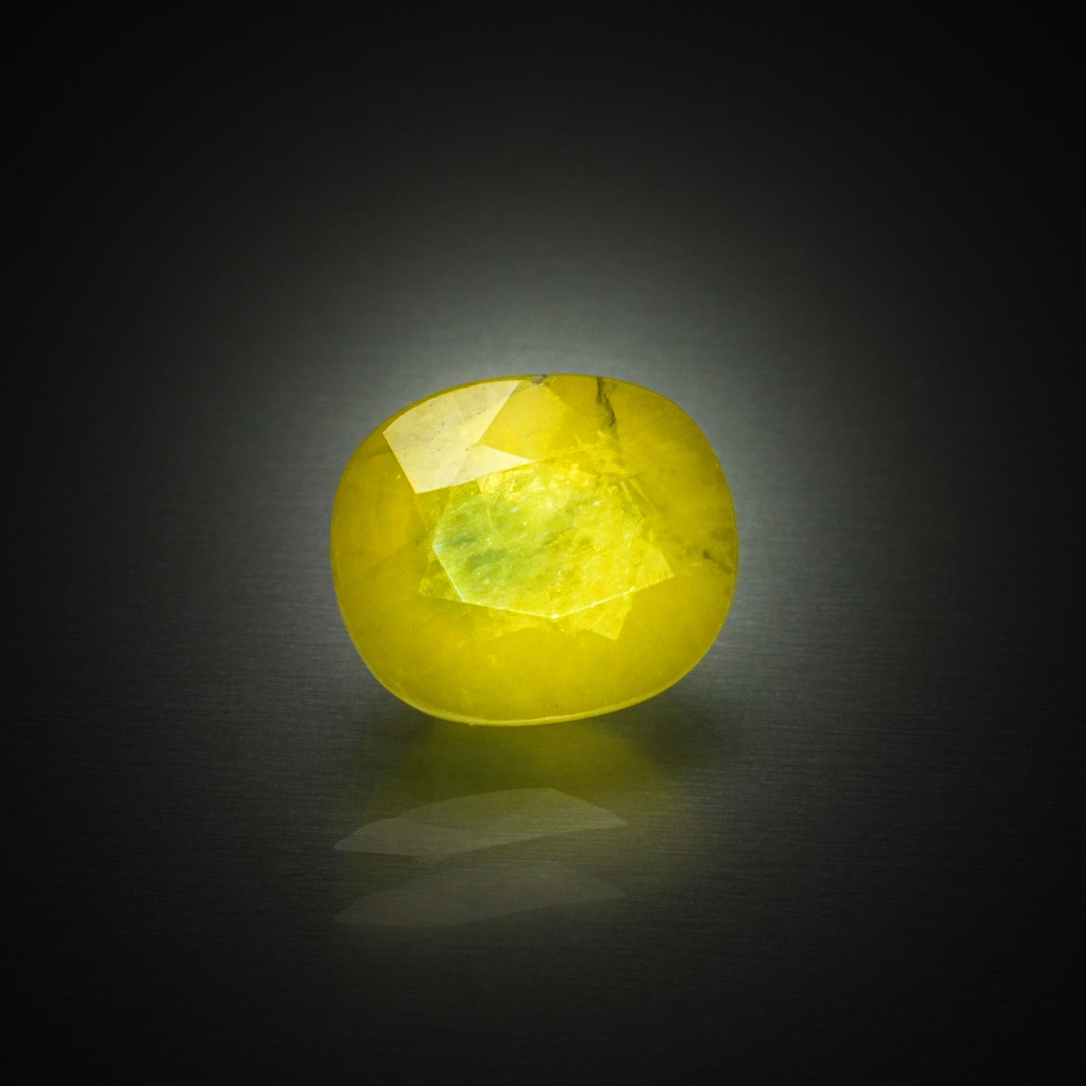 Labradorite ovale cabochon sur papier. - Lazuli