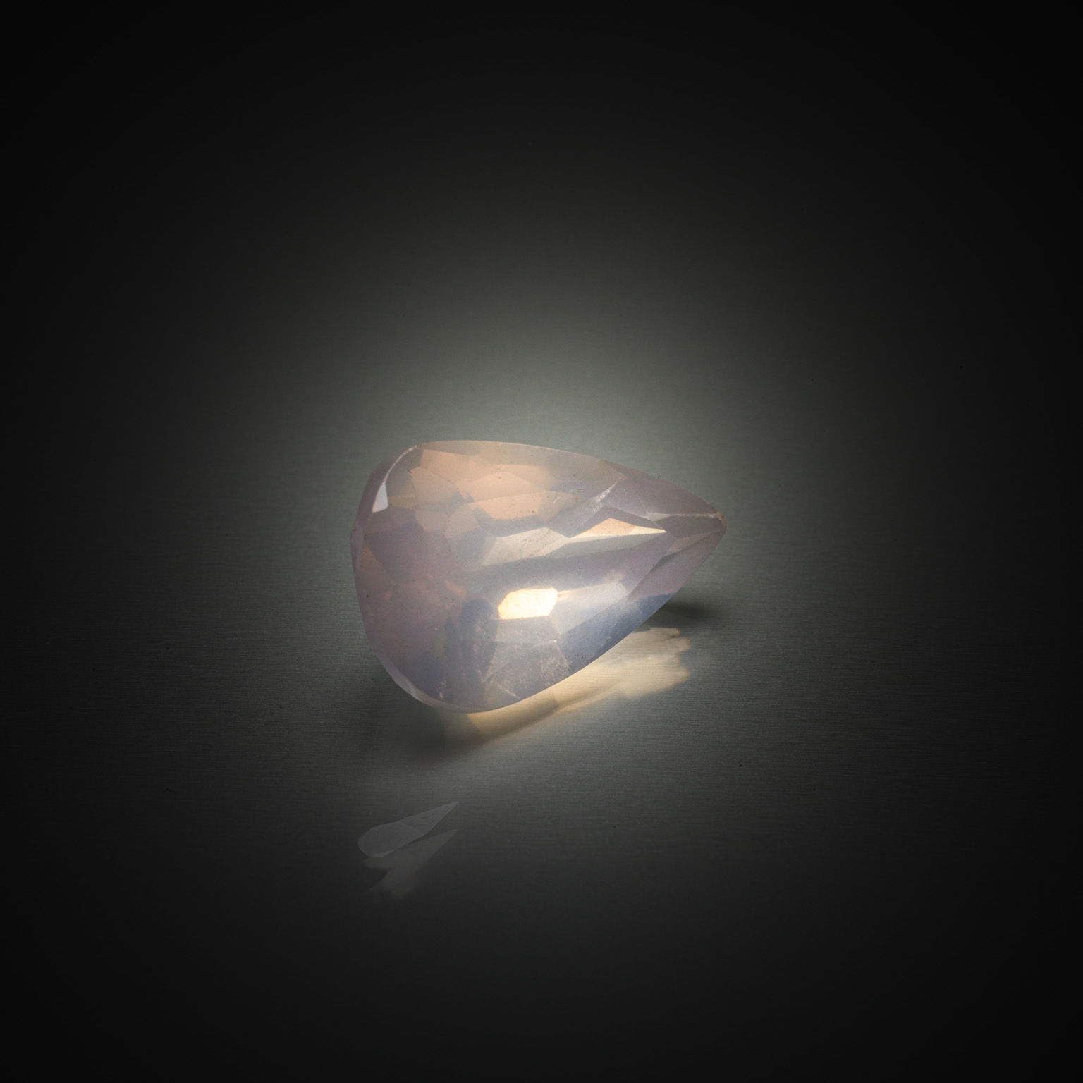 Saphir ovale sur papier. - Lazuli