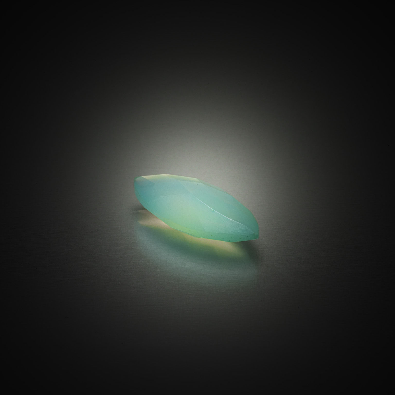 Appairage de tanzanites poires sur papier. - Lazuli
