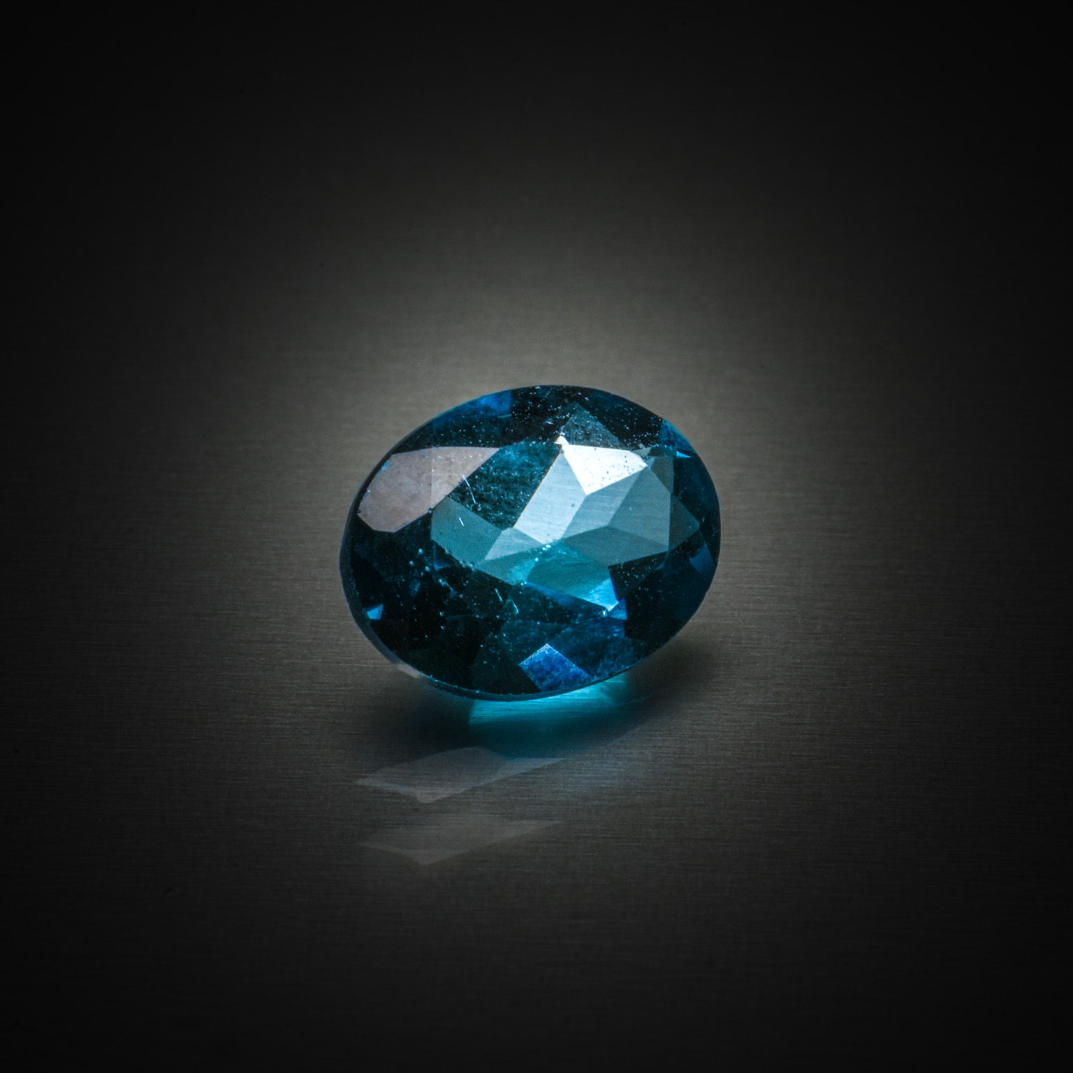 Fluorite verte ovale sur papier. - Lazuli
