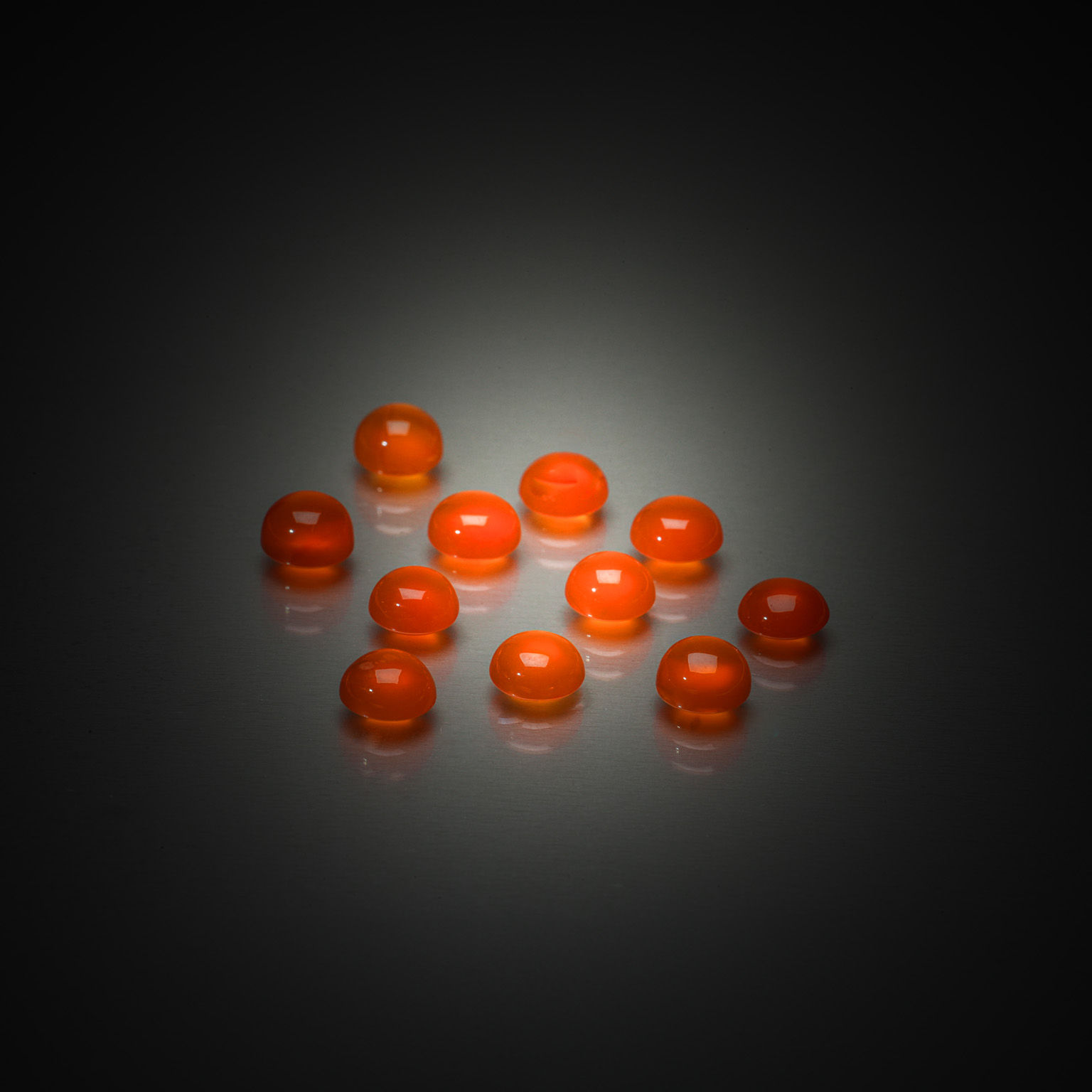 Lot de onze cornalines rondes ovales cabochons sur papier. - Lazuli