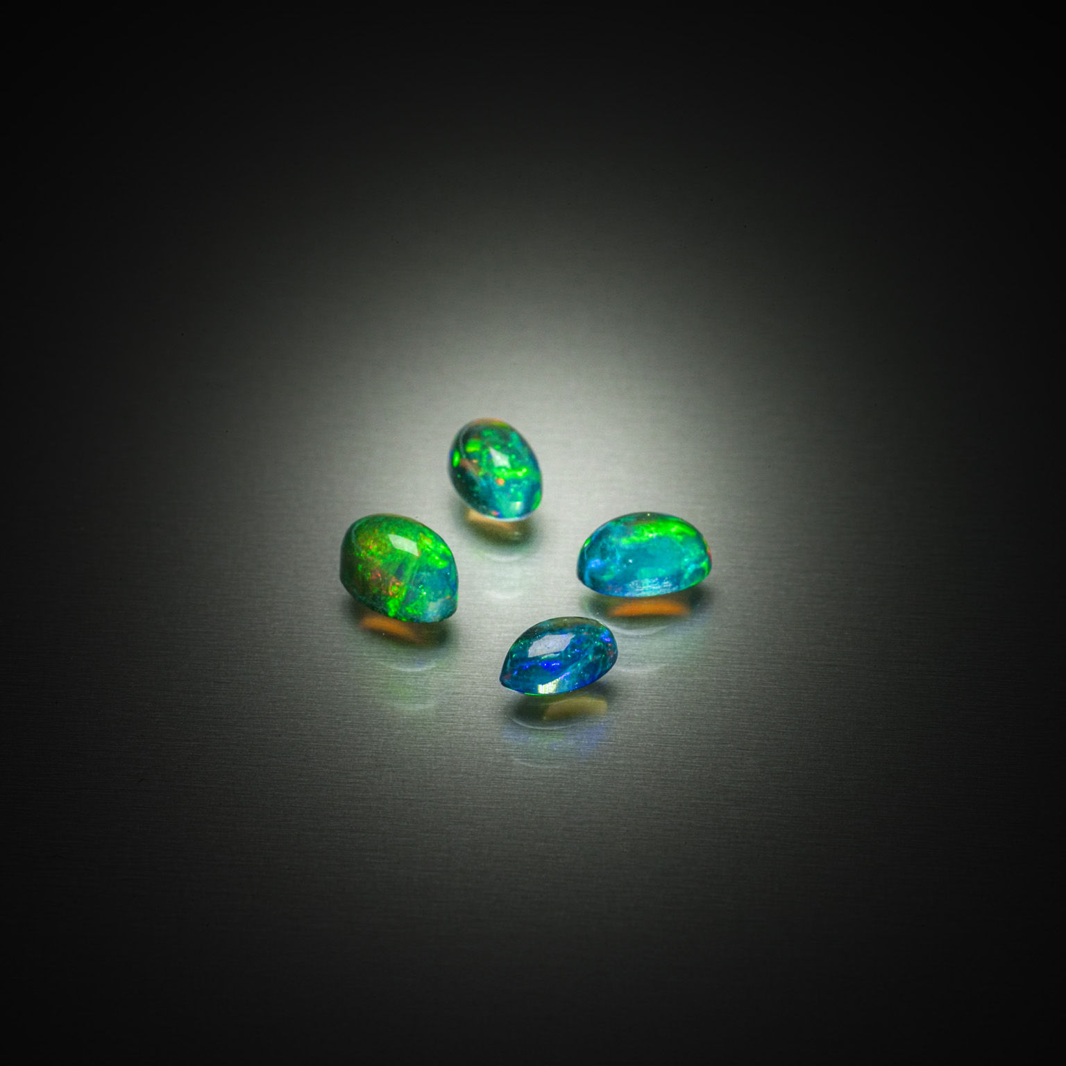 Grenat orange spessartite ovale sur papier. - Lazuli
