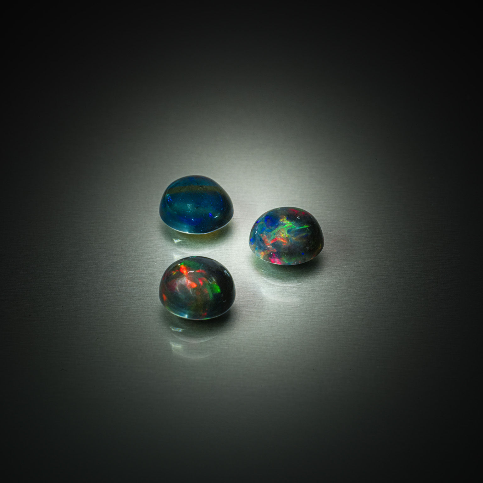 Lot d&rsquo;amehtystes (x2), iolite et émeraude brutes et ébauchée sur papier. - Lazuli