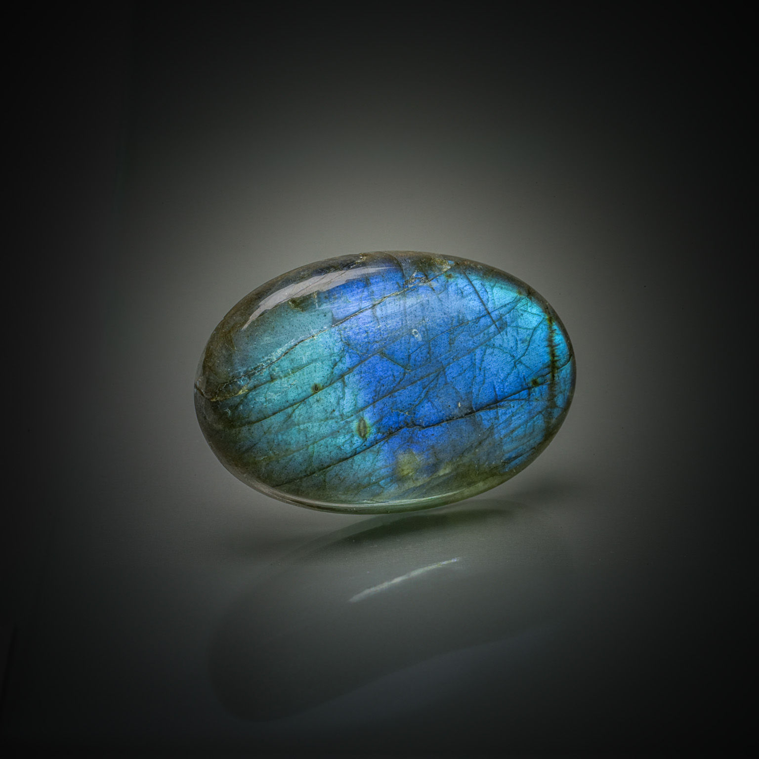 Labradorite ovale cabochon sur papier. - Lazuli