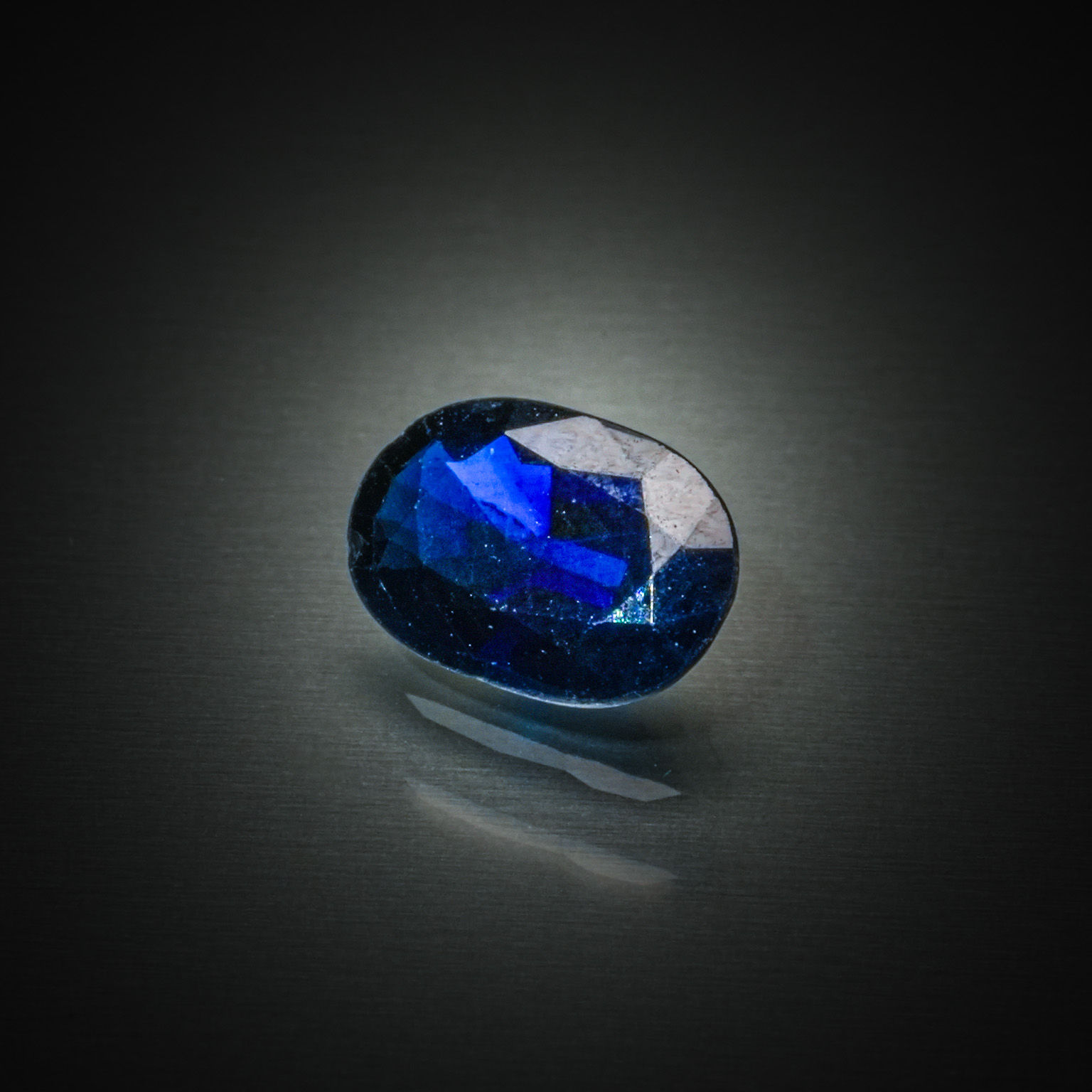 Appairage de saphirs ovales sur papier. - Lazuli