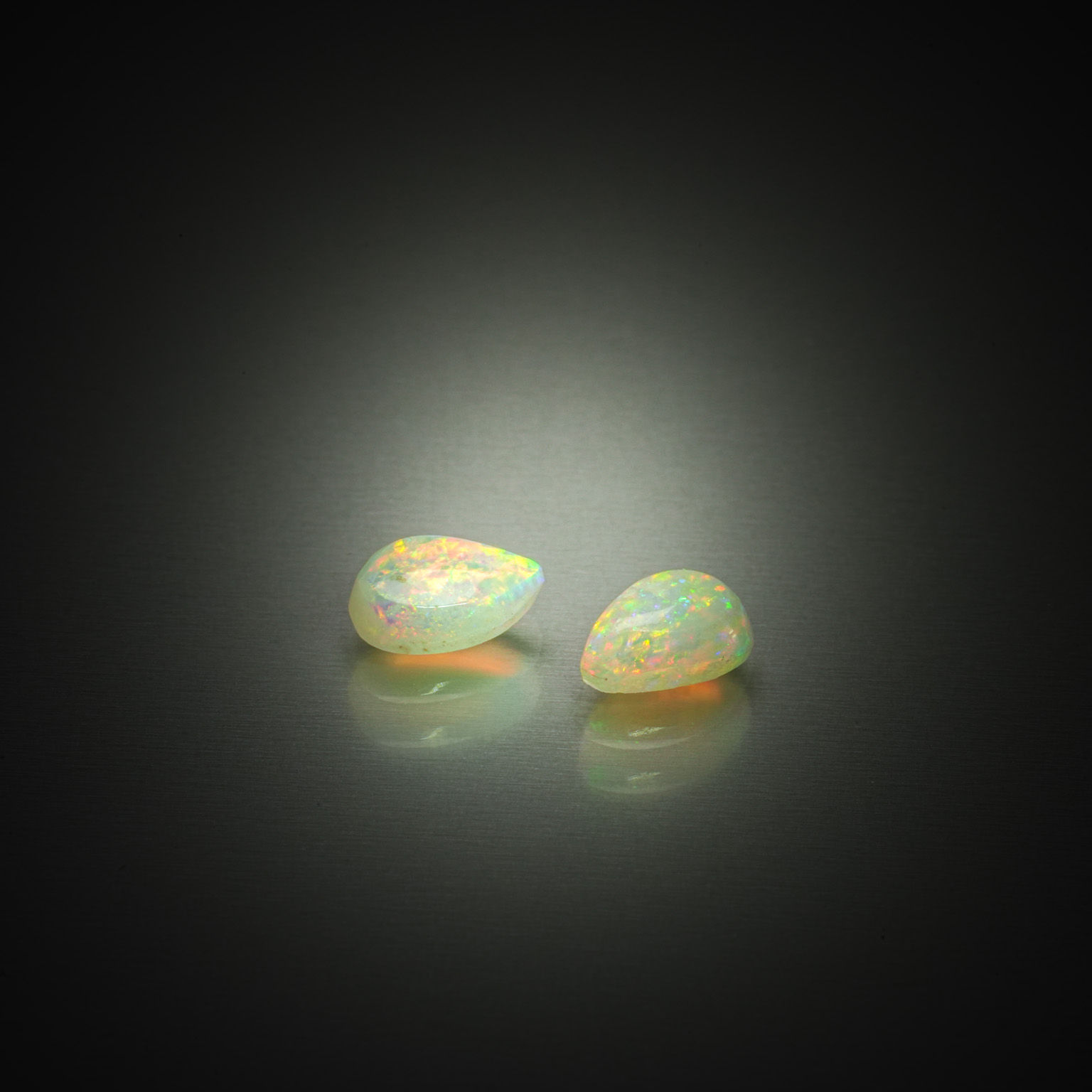 Lot de douze diamants caramels ronds sur papier. - Lazuli