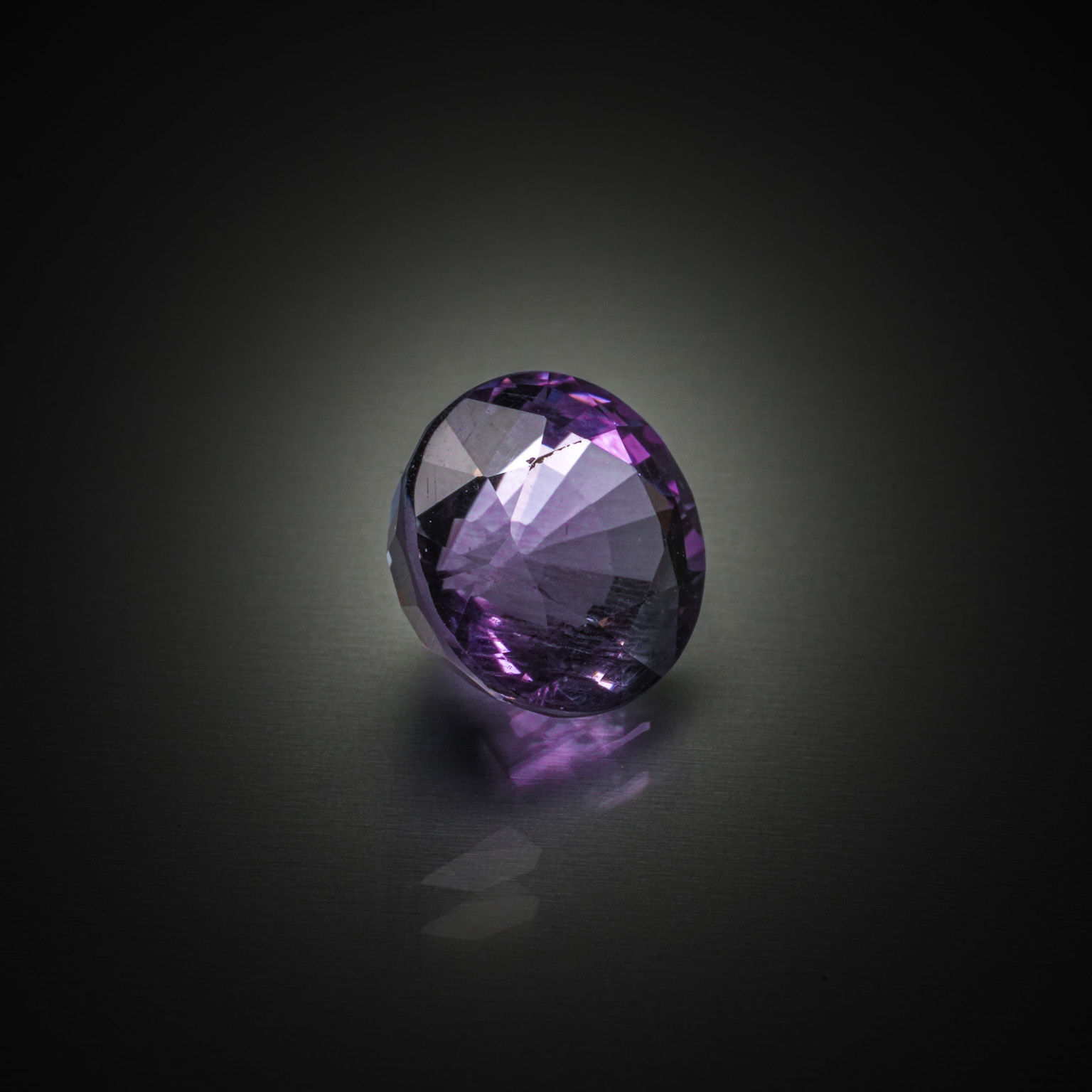 Fluorite grise/violette brute sur papier. - Lazuli