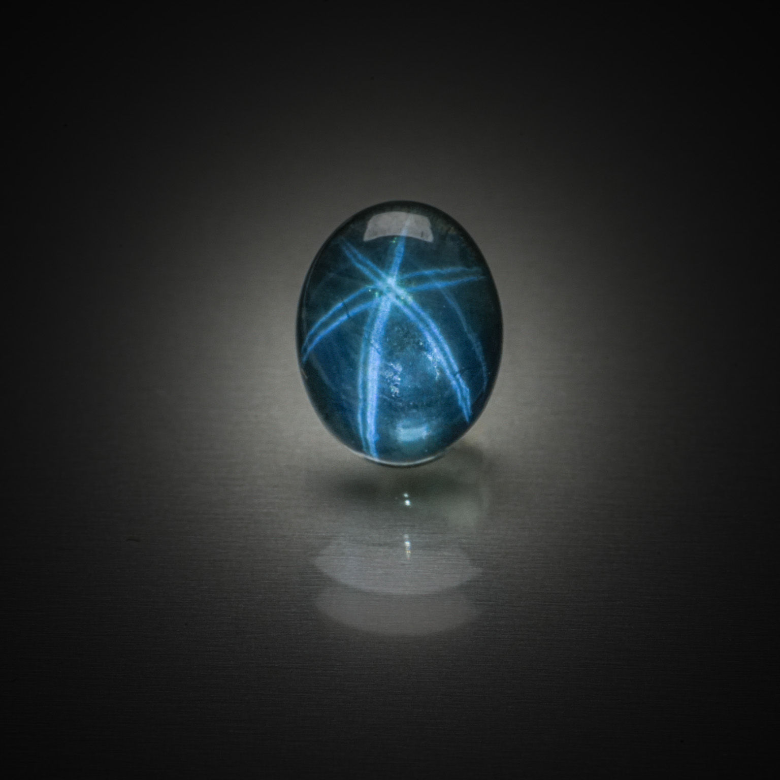Saphir étoilé ovale cabochon sur papier. - Lazuli