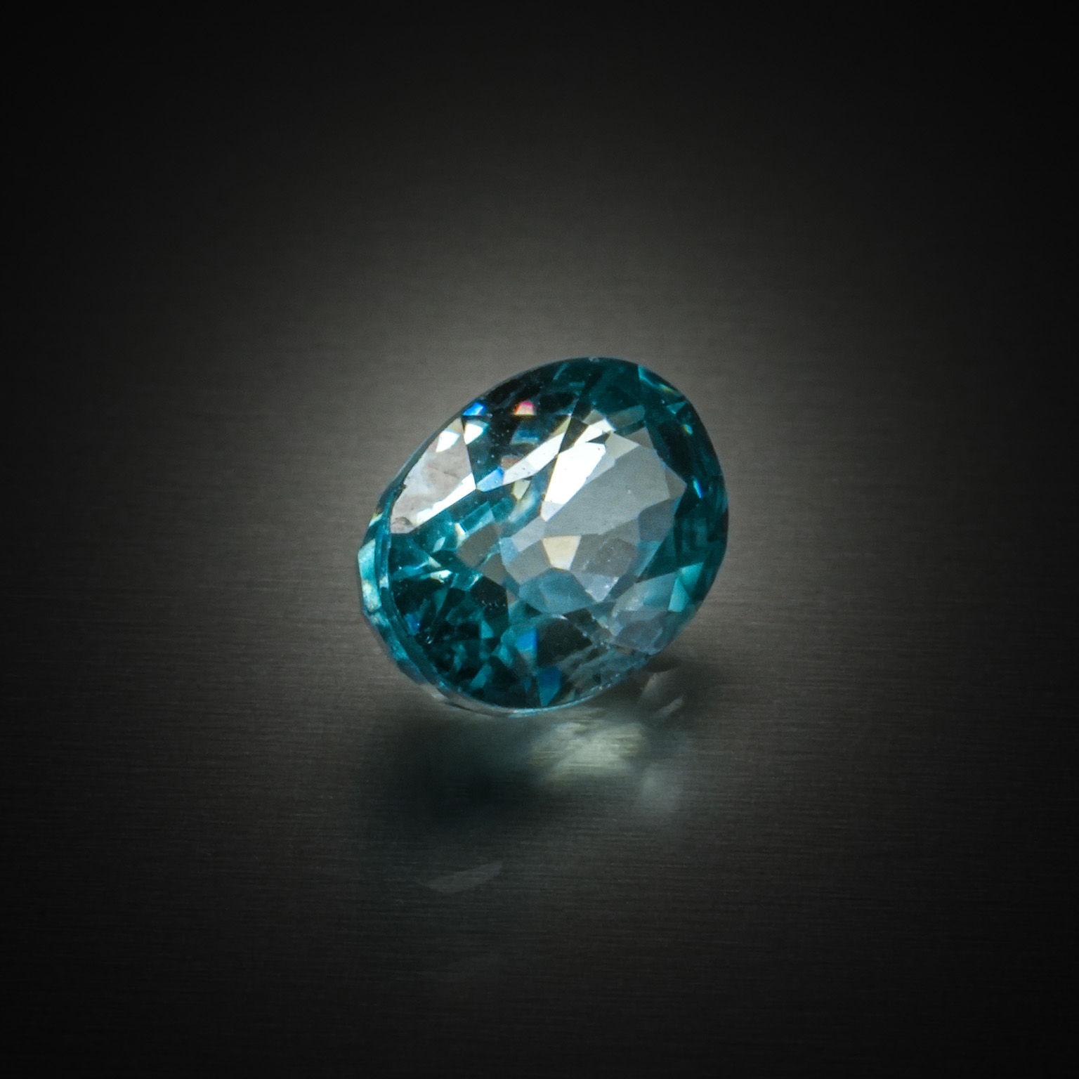 Prehnite ovale cabochon sur papier. - Lazuli