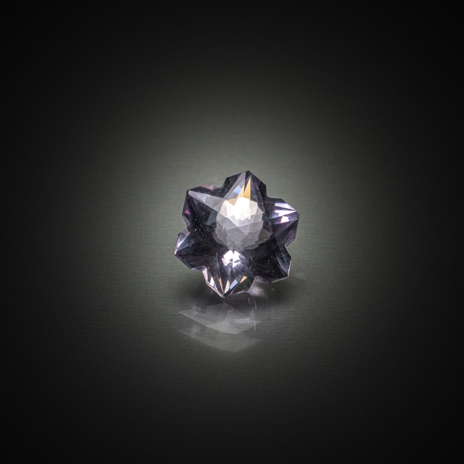 Pendentif tortue en pierre dure et opales noires. Belière en argent. - Lazuli