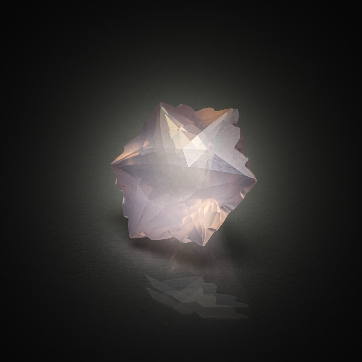 Quartz rose flocon sur papier. - Lazuli