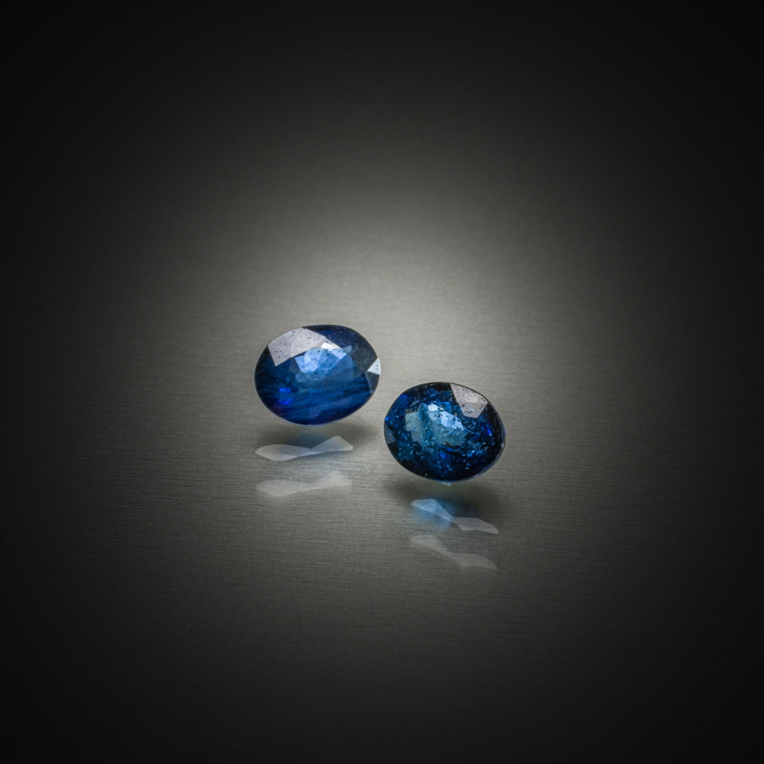 Lot de topazes blanches rondes sur papier. - Lazuli