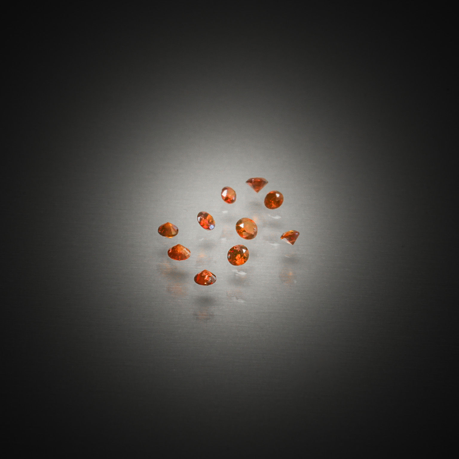 Lot de dix diamants caramels ronds sur papier. - Lazuli