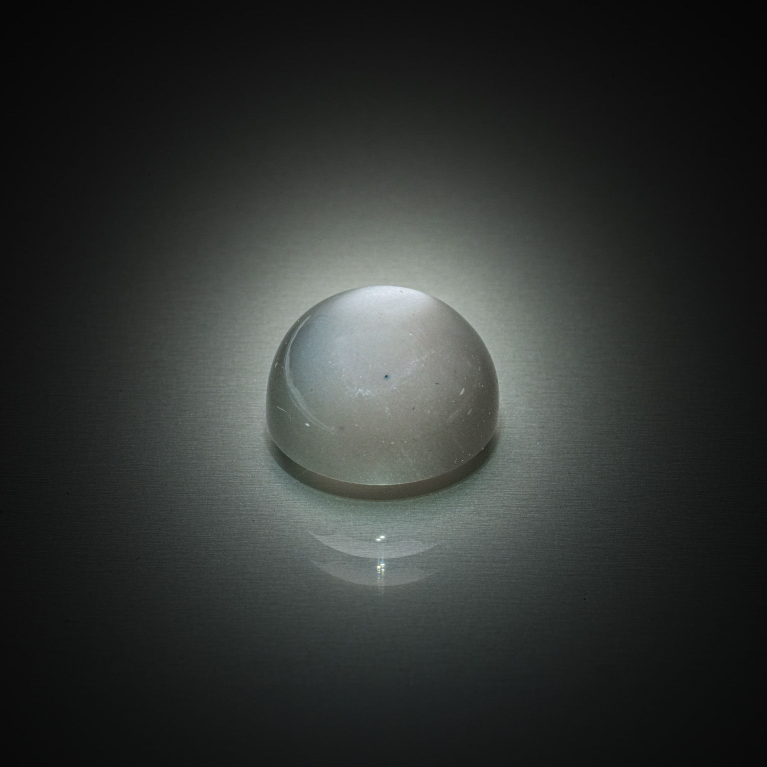 Quartz lemon ovale sur papier. - Lazuli