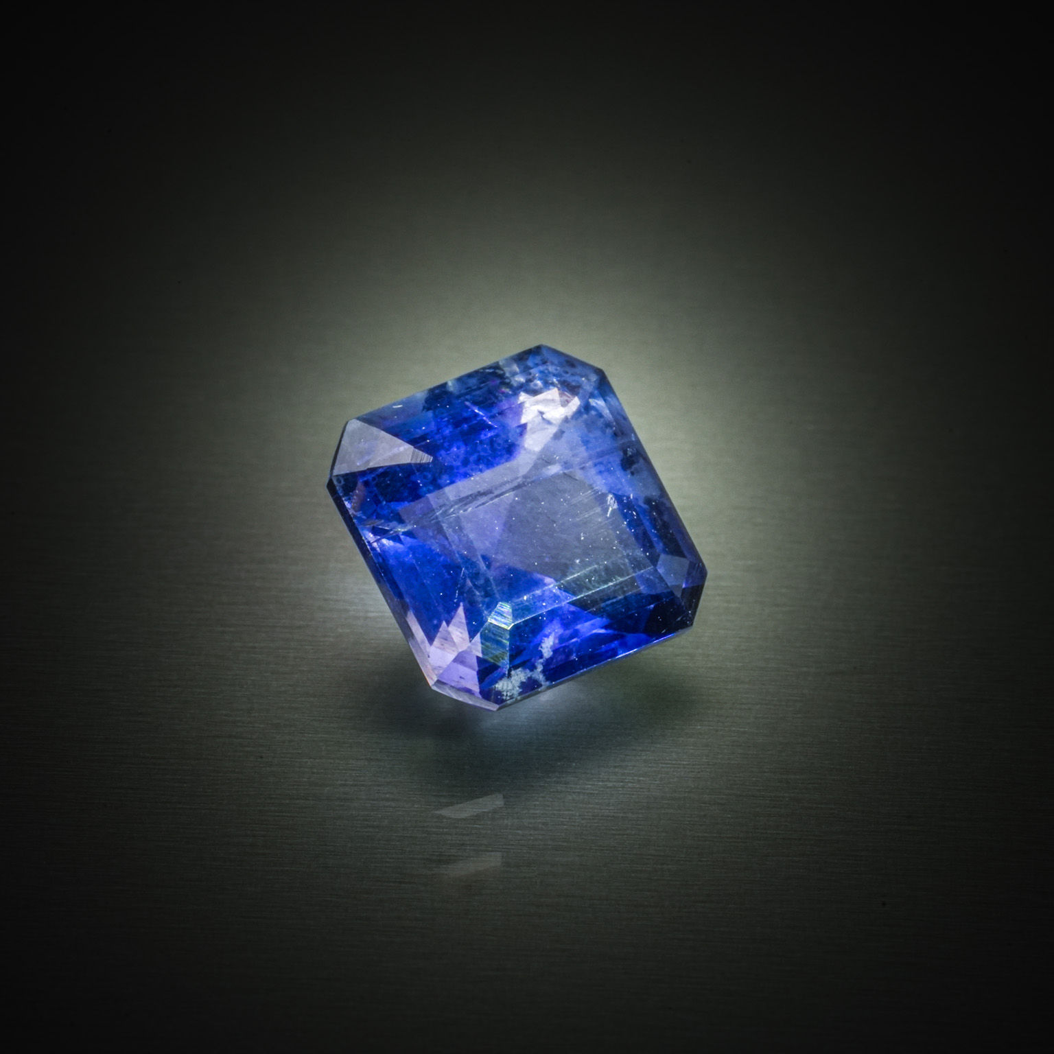 Topaze impériale ovale concave sur papier. - Lazuli