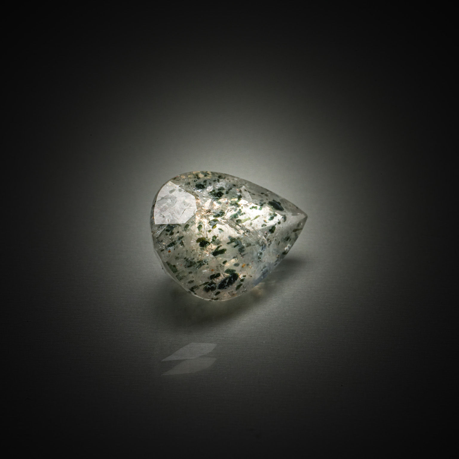 Labradorite ovale cabochon sur papier. - Lazuli