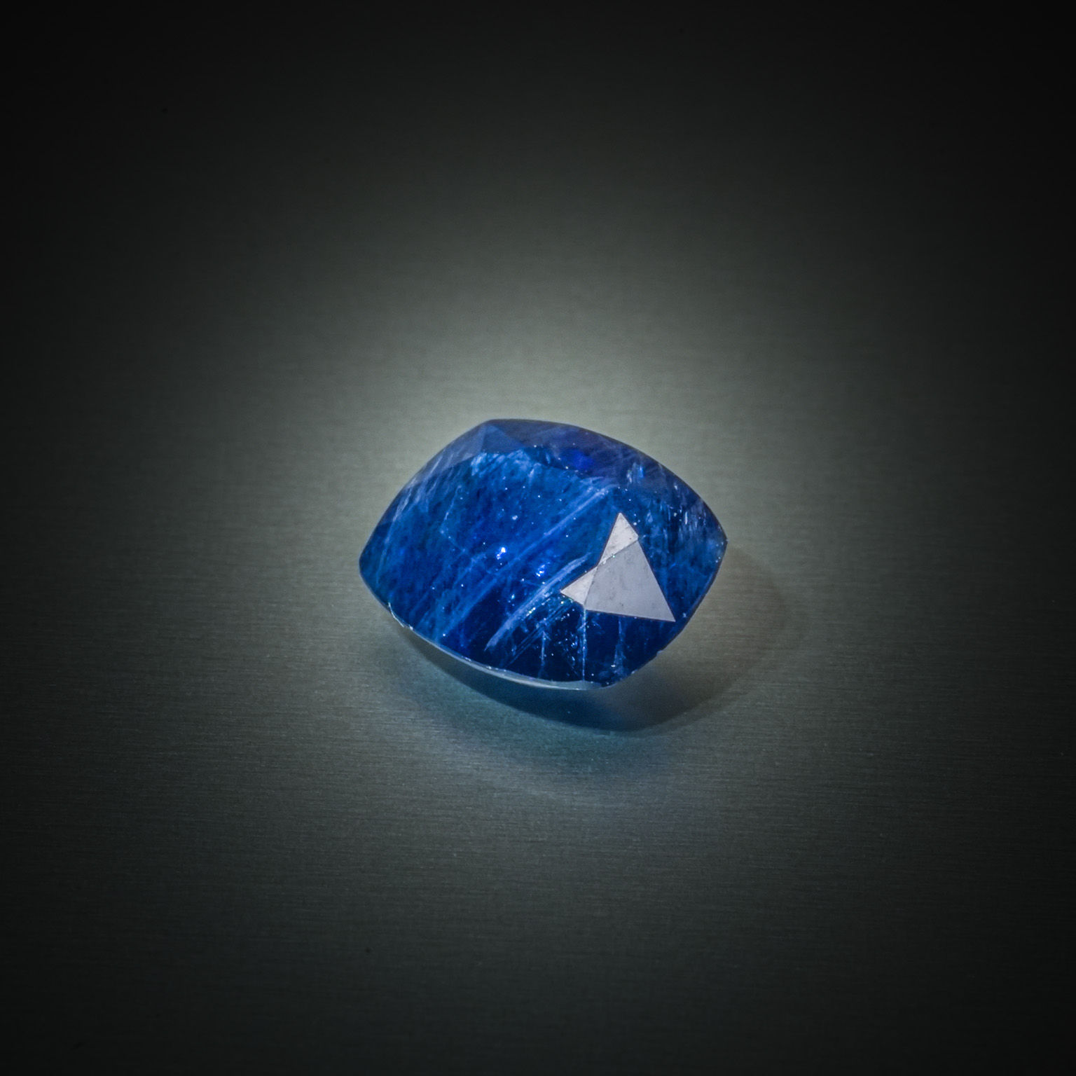 Zircon bleu coussin sur papier. - Lazuli
