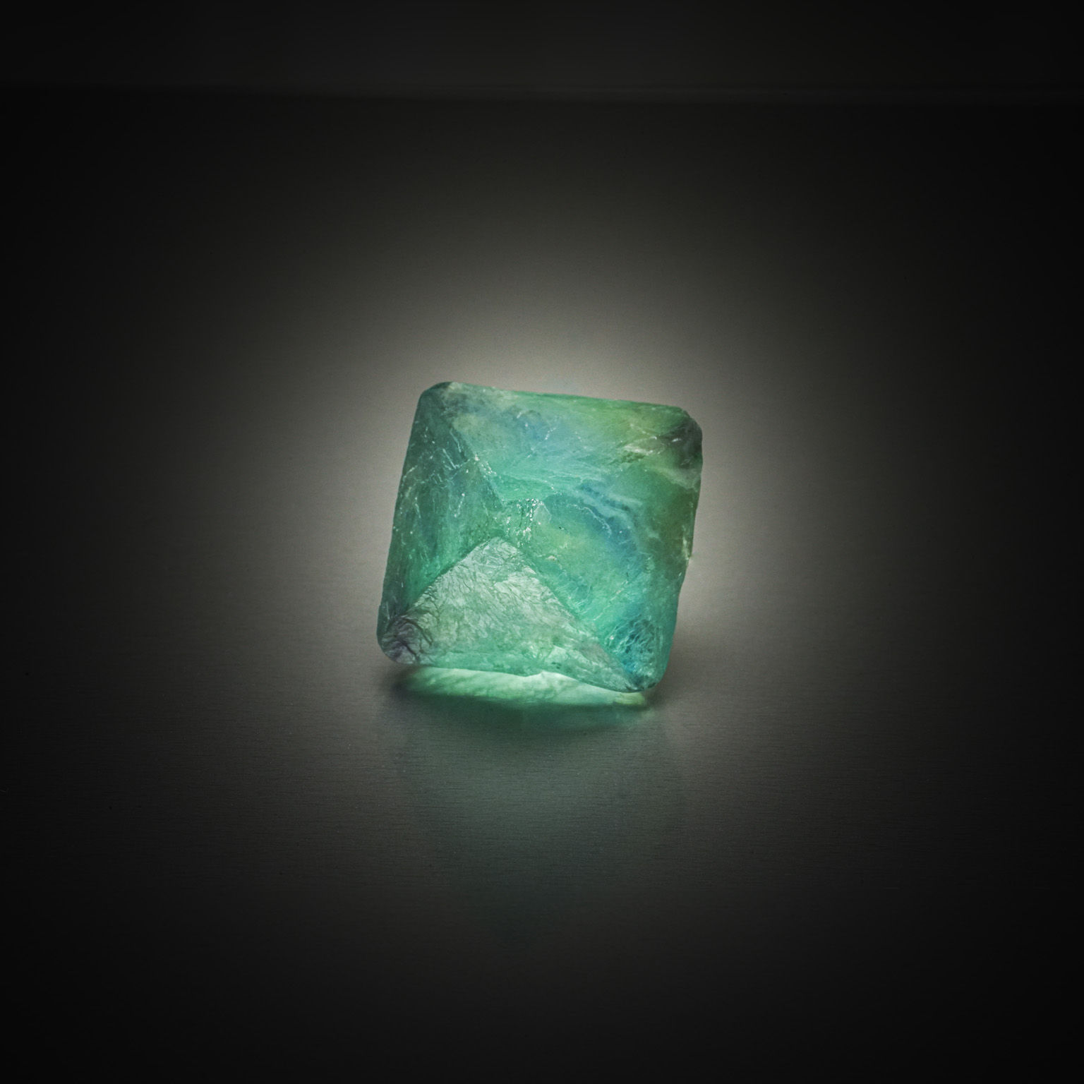 Fluorite bleue/verte brute sur papier. - Lazuli
