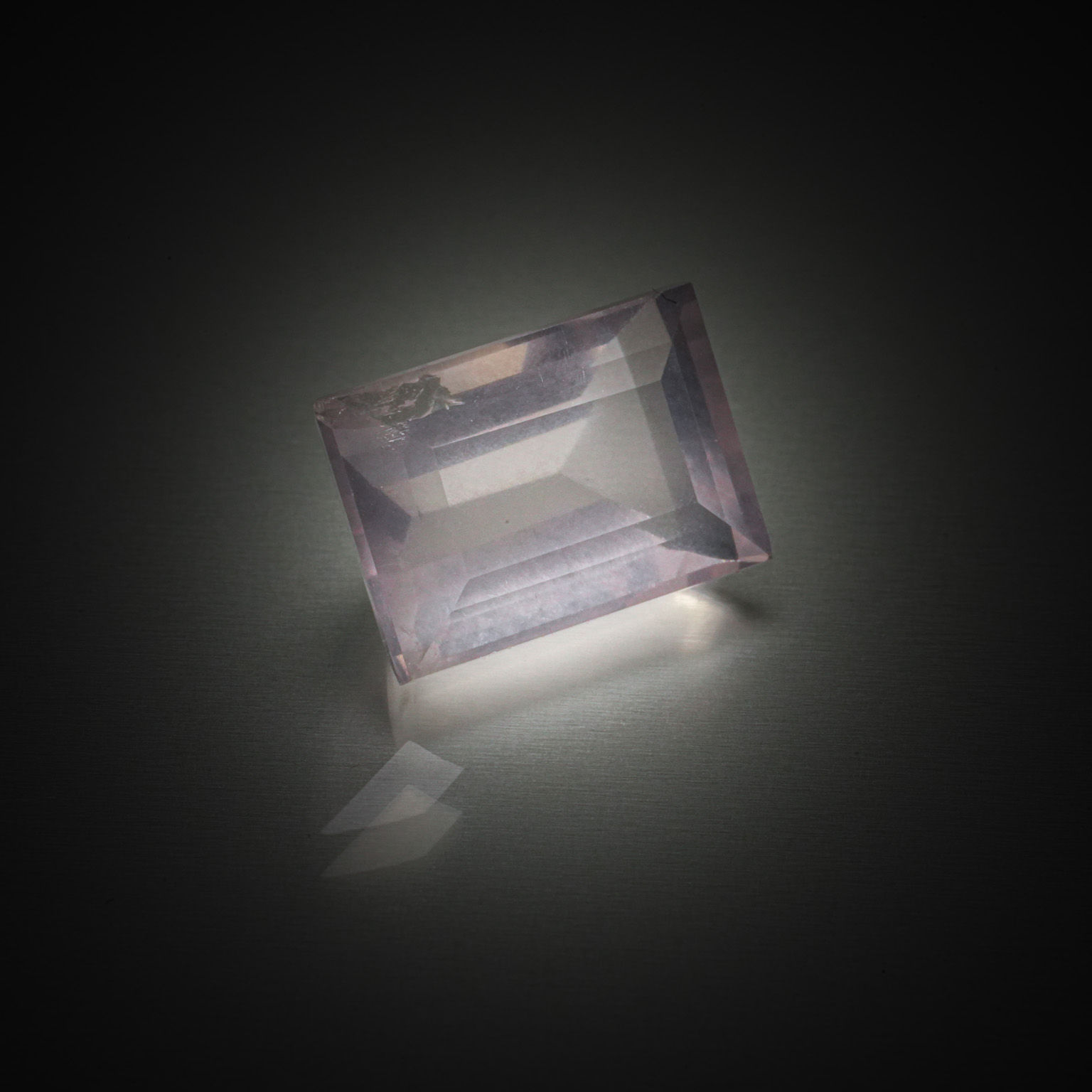 Quartz rose rectangulaire à pans vifs sur papier. - Lazuli