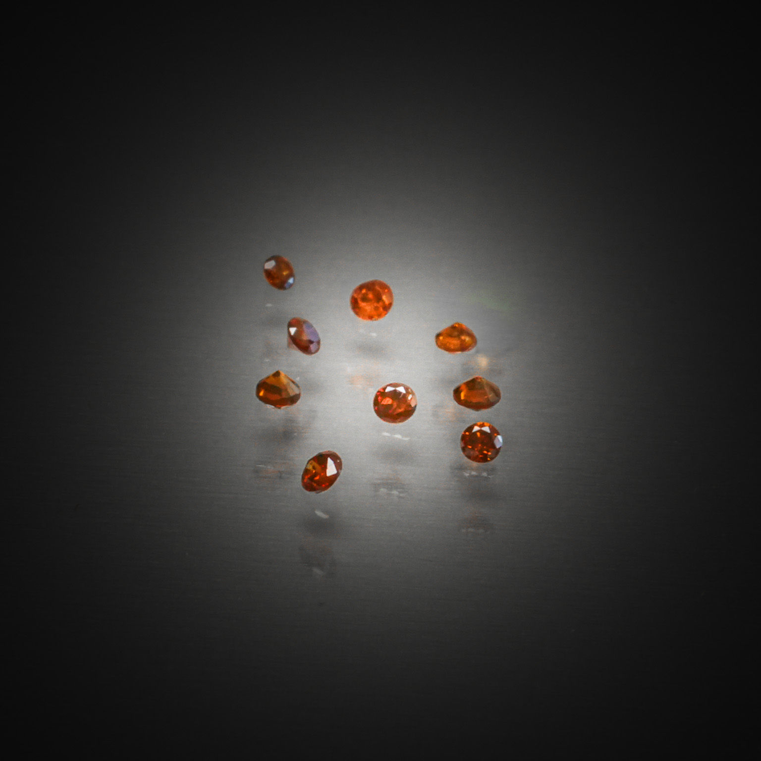 Lot de diamants caramels ronds sur papier. - Lazuli