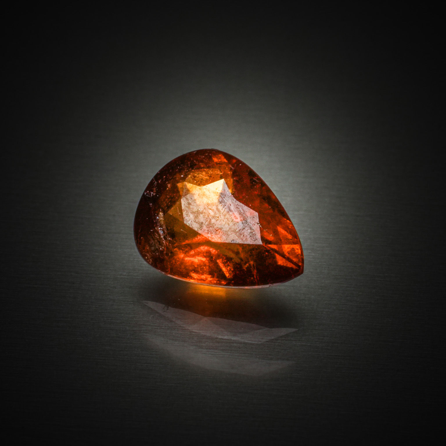 Grenat orange hessonite poire sur papier. - Lazuli