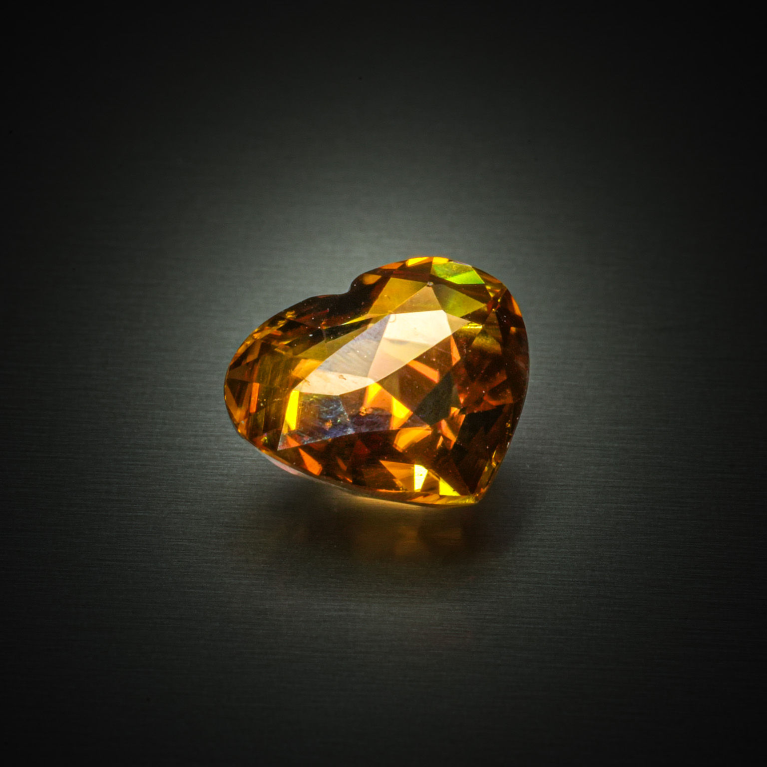 Zircon orange cœur sur papier. - Lazuli