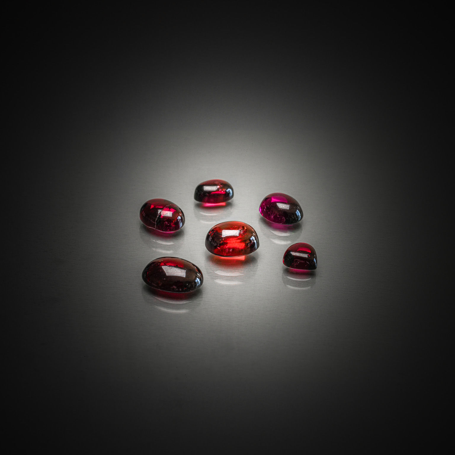 Lot de six grenats cabochons sur papier. - Lazuli