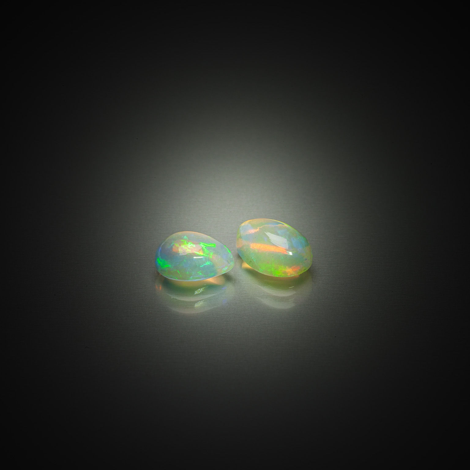 Appairage d&rsquo;opales poires cabochons sur papier. - Lazuli