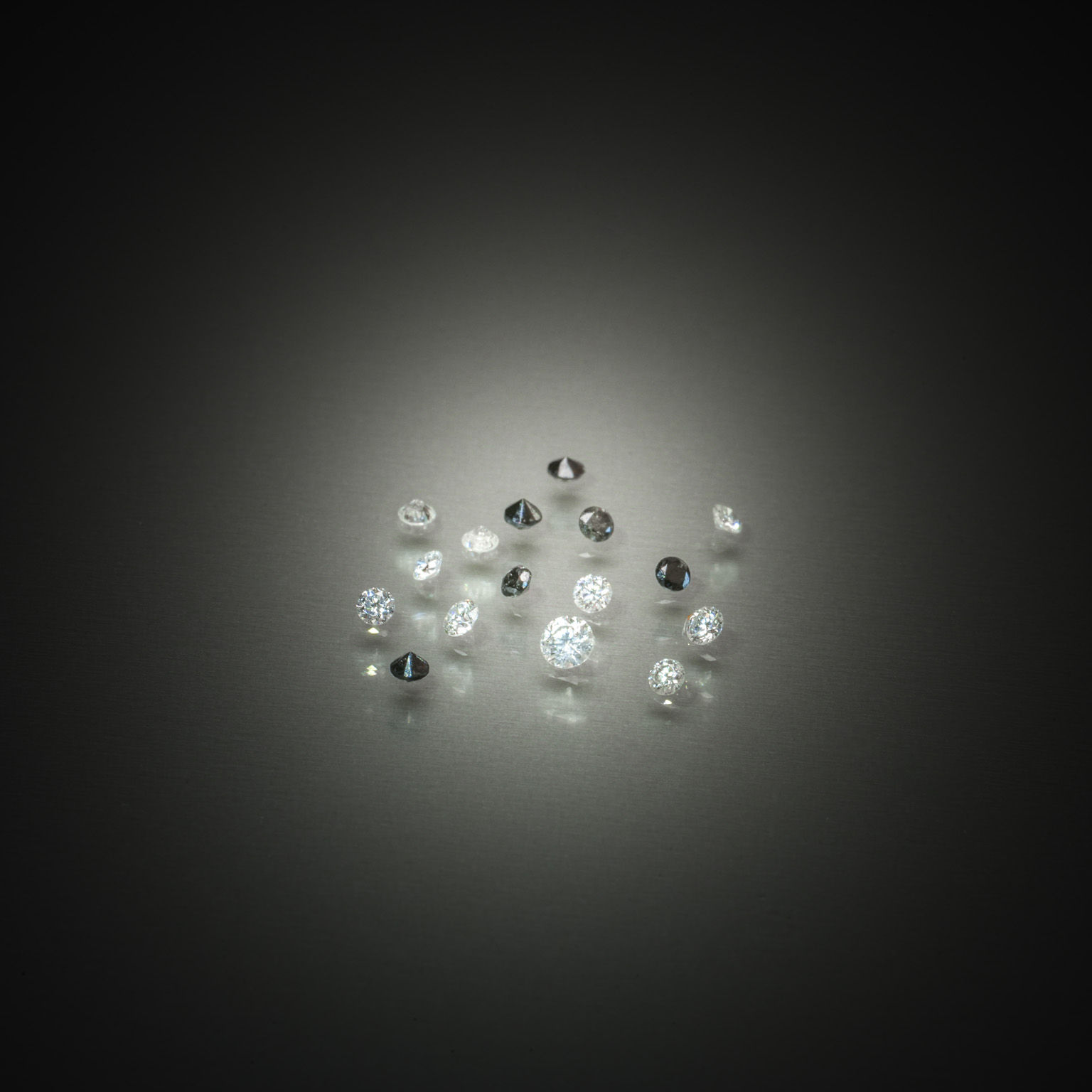 Lot de diamants ronds sur papier. - Lazuli