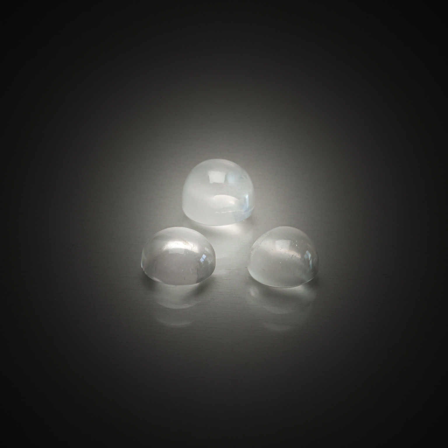 Lot de trois pierres de lune rondes cabochons sur papier. - Lazuli
