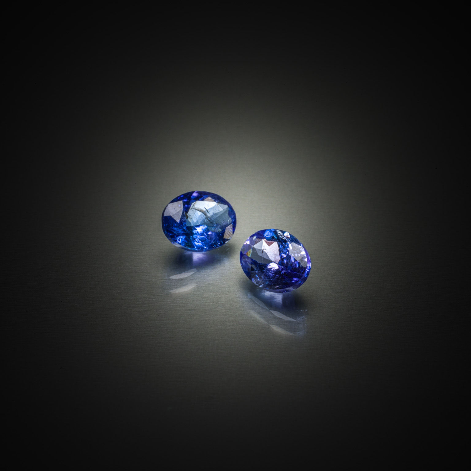 Appairage de tanzanites ovales sur papier. - Lazuli